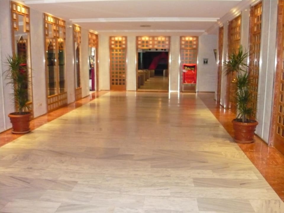 Flur zur Bar, Restaurant und Aussenbereich Hotel Mariant Park