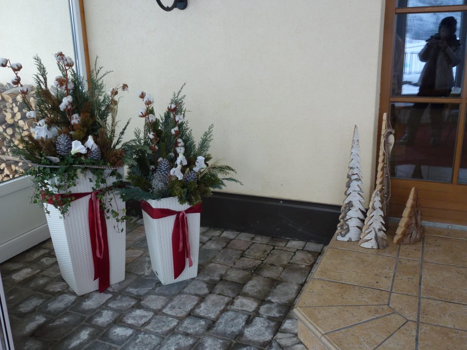 Sehr viel Deko im und vorm Hotel  Alpenwellness Hotel Gasteigerhof