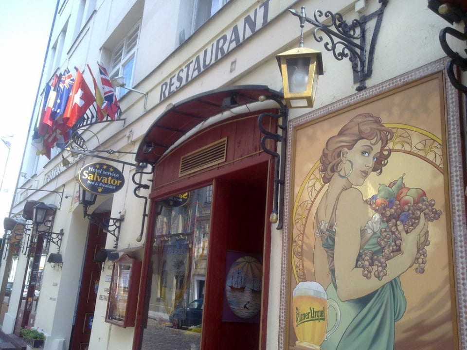 Вход в отель и ресторан с улицы  Hotel Salvador