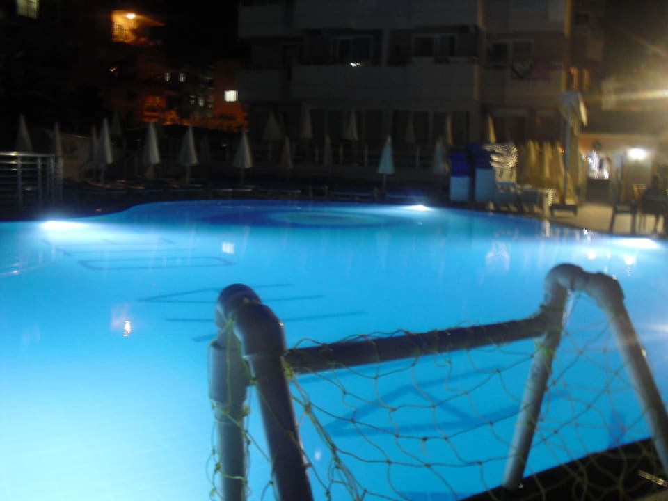Poolanlage bei Nacht Hotel Kahya