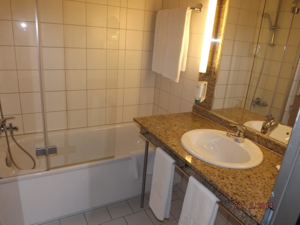 Sauberes Bad mit Wanne NH Berlin Alexanderplatz