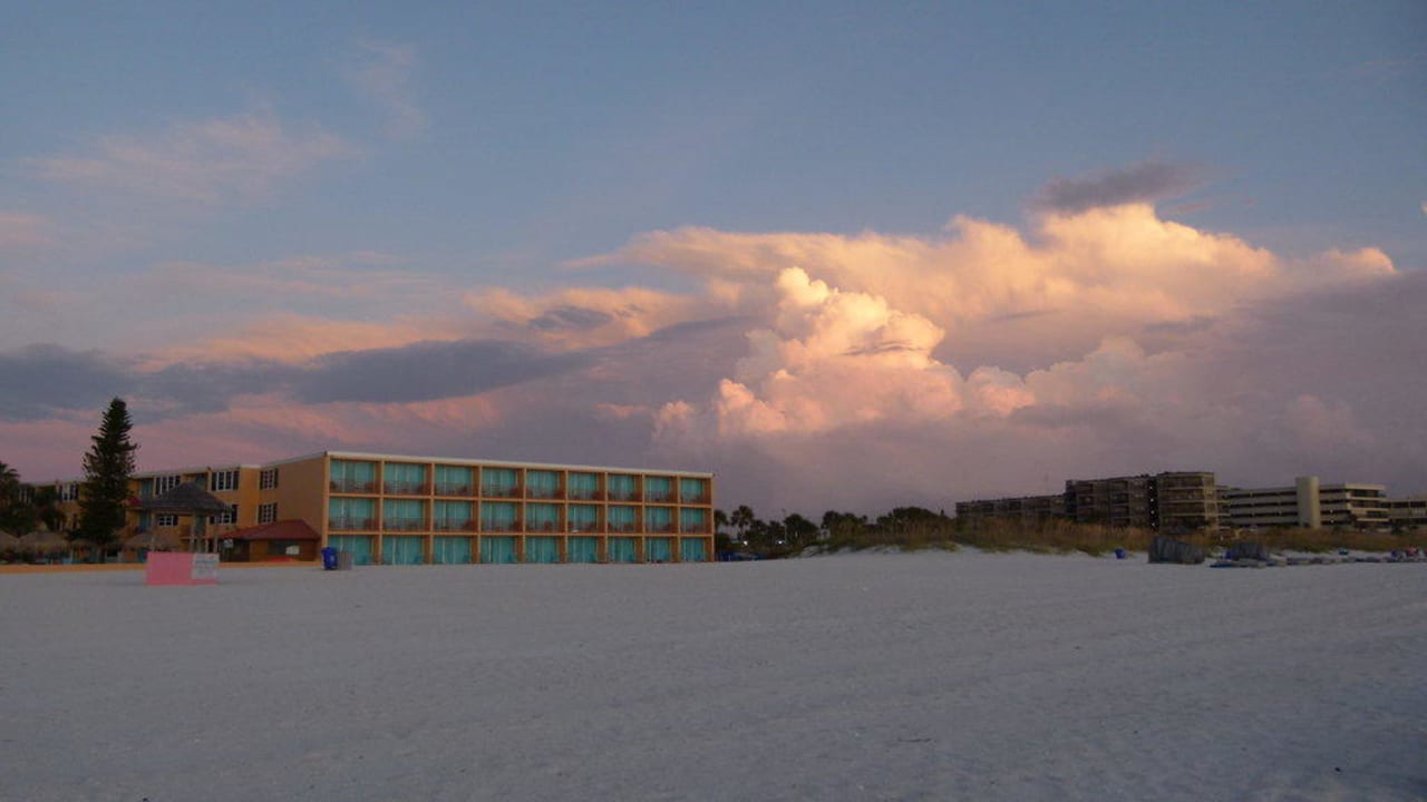 Der Strand vor dem Dolphin Hotel Dolphin Beach Resort