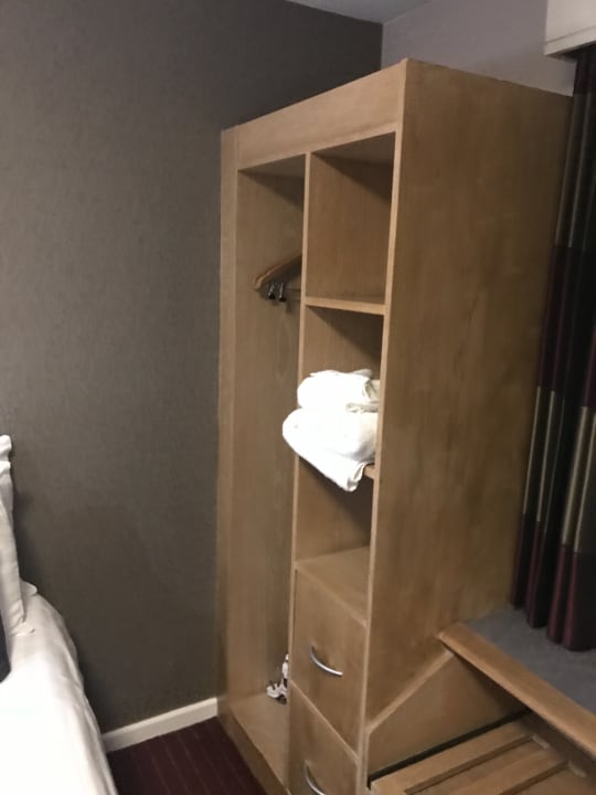 Offener Schrank Pendulum Hotel