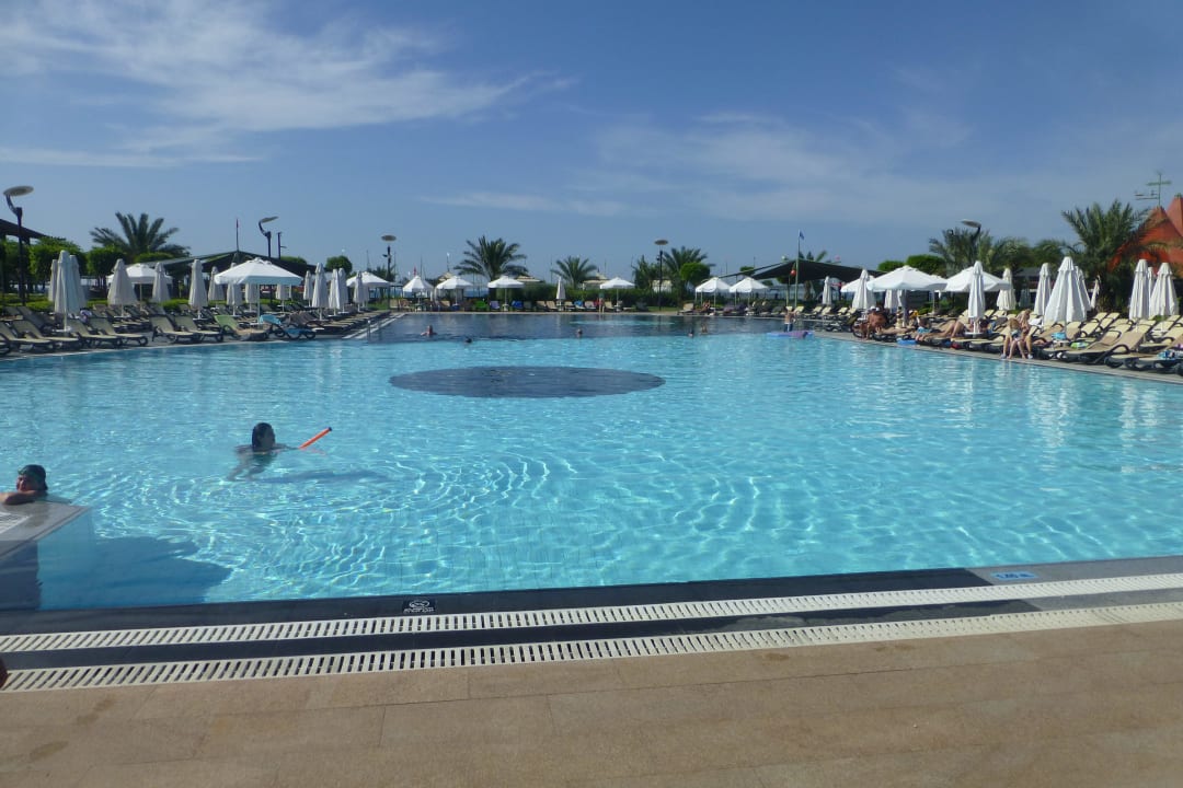 Genug Platz zum Schwimmen Limak Lara Deluxe Hotel & Resort