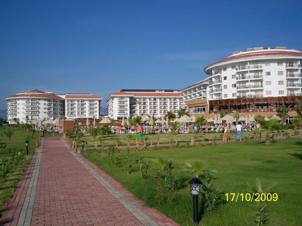 Der Gang zum Strand vorbei an der Snackbar Seaden Sea World Resort & Spa
