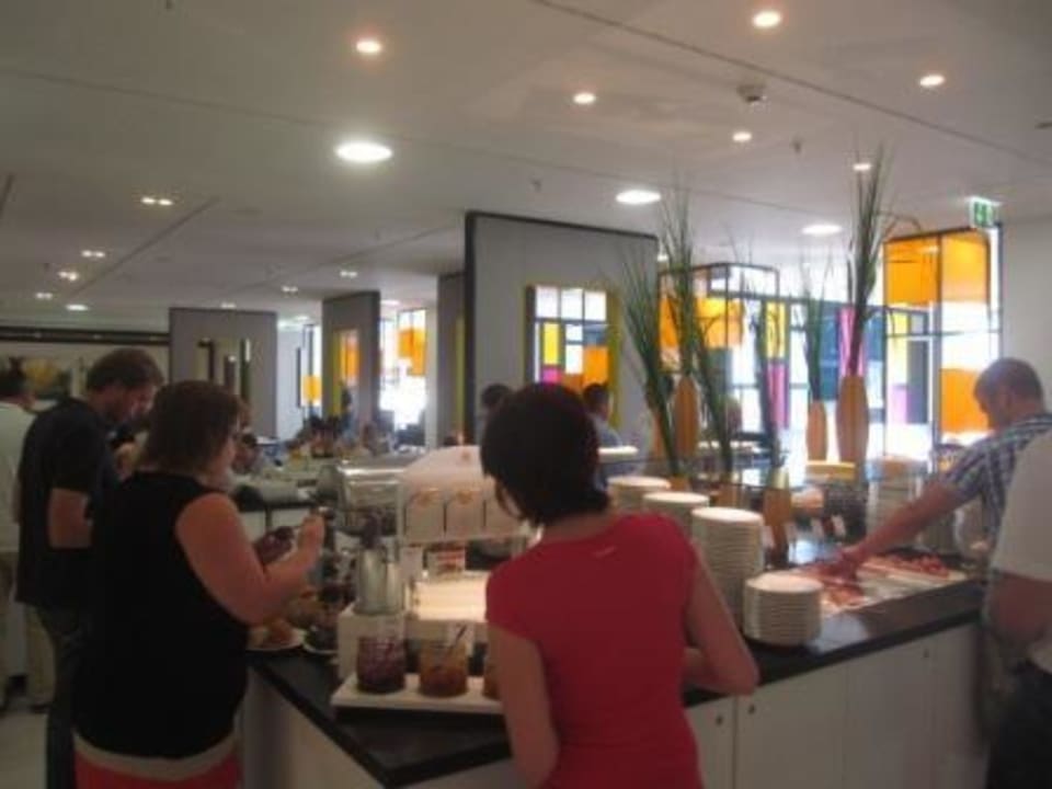 Kein Gedränge am Buffet trotz vieler Gäste Vienna House by Wyndham Andel's Berlin