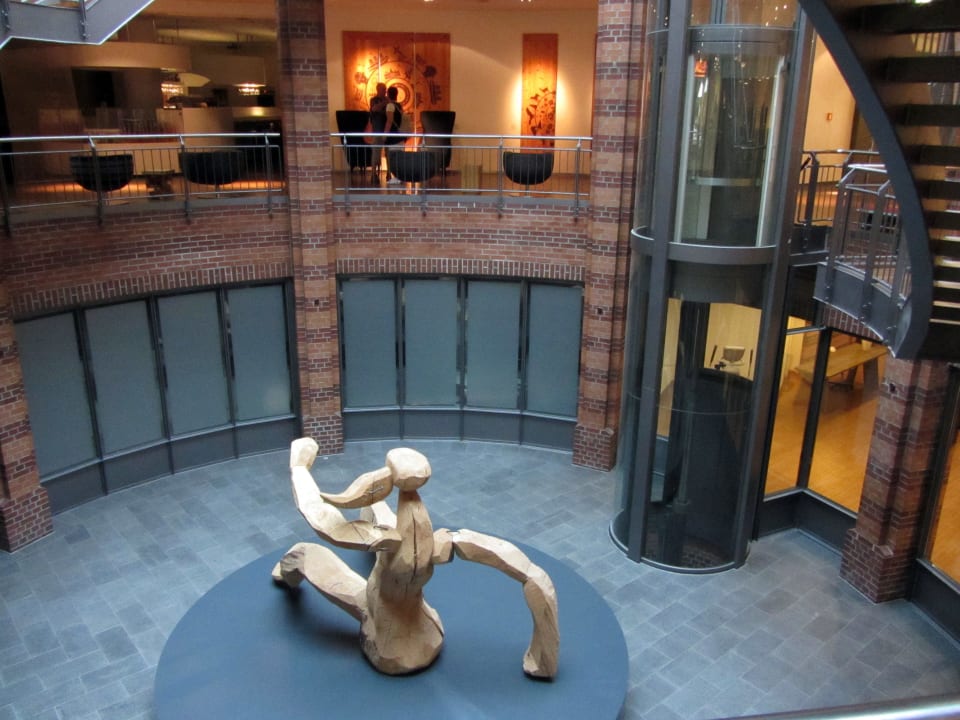 Stilsichere, teils mit Kunst ausgestattete Lobby Dorint Hotel Bremen