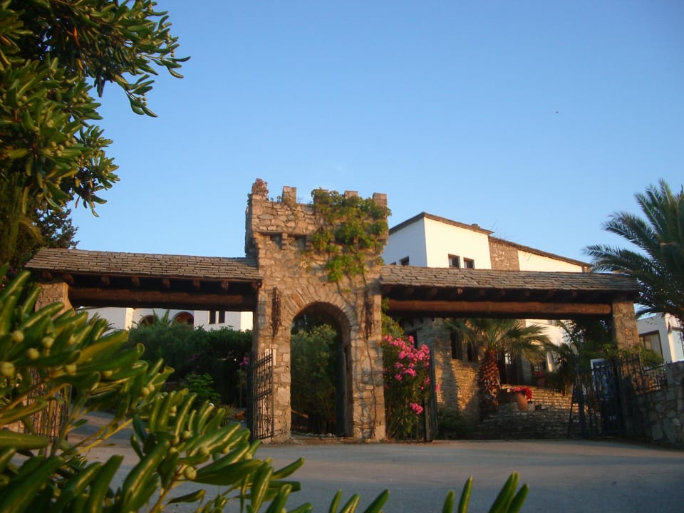 Eingangsbereich zur Anlage Hotel Geranion Village