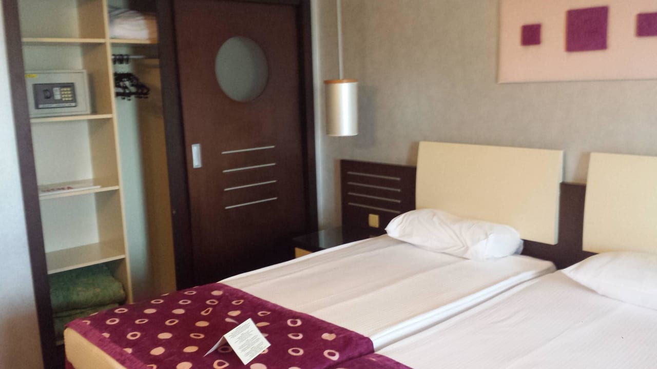 Bett und Schrank Hotel Club Nena