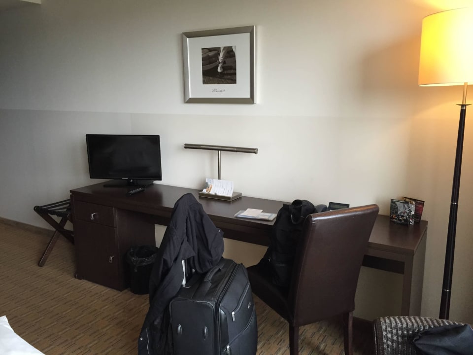 Schreibtisch, Fernseher & Co. elaya hotel hamburg finkenwerder