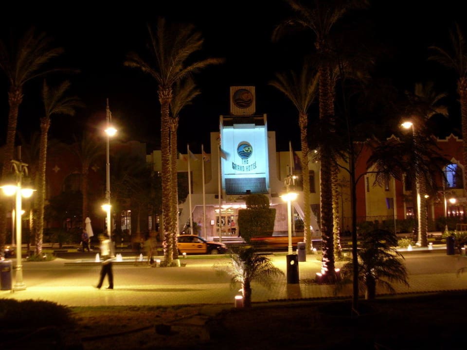 Hoteleingang nachts The Grand Hotel Hurghada