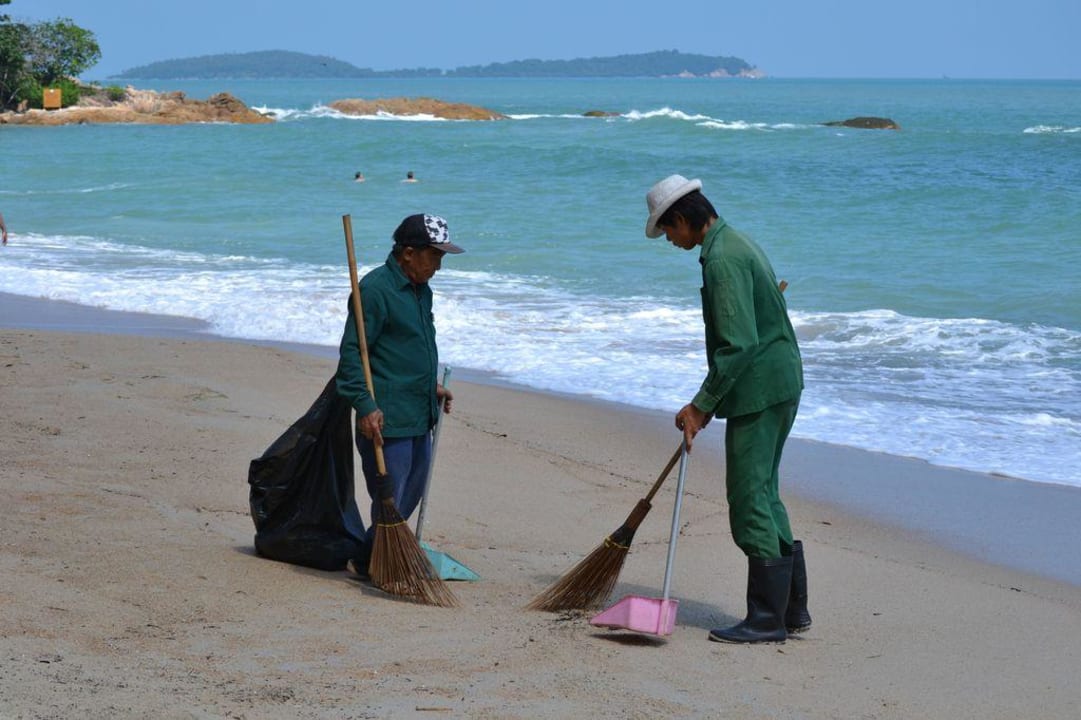 Tägliche Strandreinigung The Fair House Beach Resort