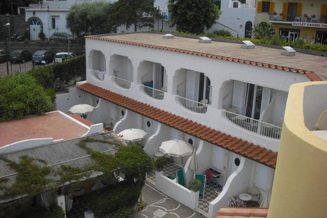 Blick auf Nebengebäude / Standardzimmer Hotel Tritone Terme & Spa