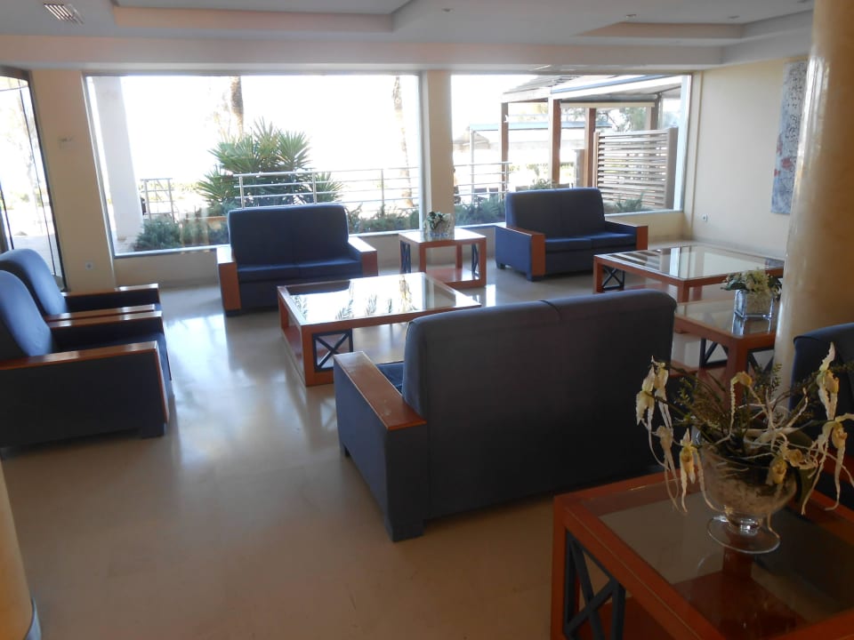 Sitzgelegenheiten in der Lobby AYA Seahotel - Adults only