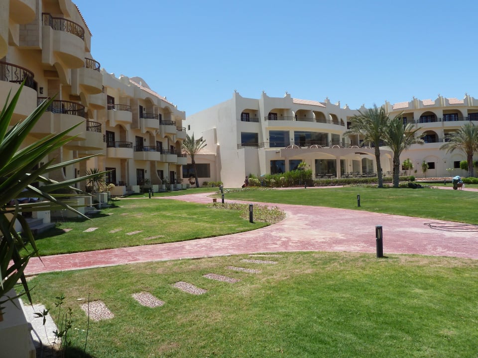 Вид отеля из номера Coral Hills Resorts & SPA