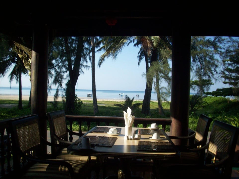 Blick beim Frühstück zum Strand Hotel Takolaburi Khao Lak