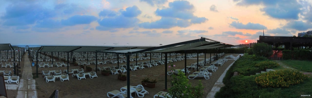 Hotelstrand bei Sonnenuntergang Adalya Resort & Spa - Adults Only