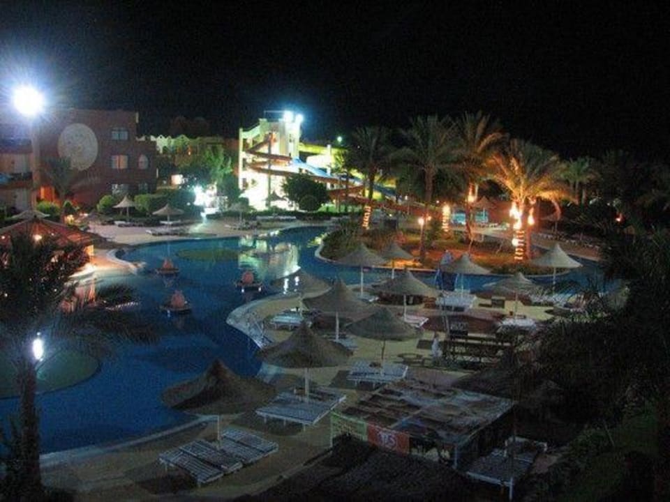 Widok na basen nocą Hotel Nubian Village