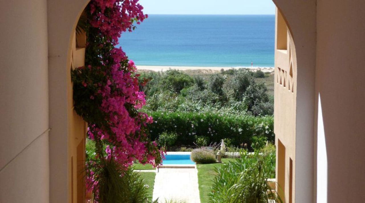 Ausblick über den Pool zum Strand Apartments Buganvilia