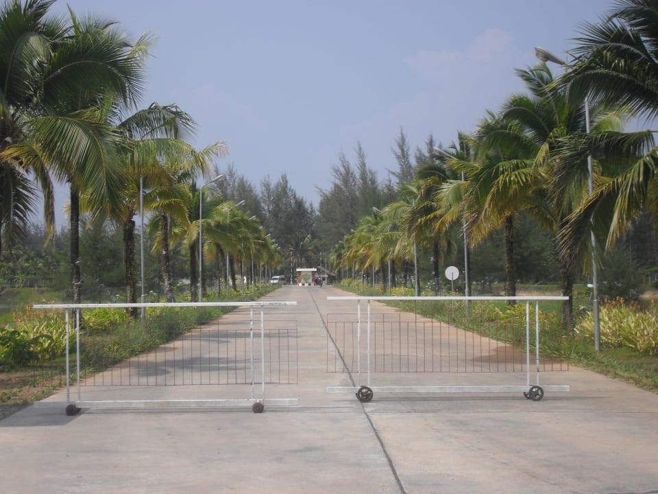 Weg Einfahrt Kantary Beach Hotel - KHAO LAK