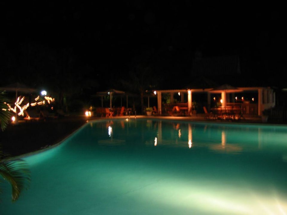 pool bei nacht Le Peninsula Bay Beach Resort & Spa