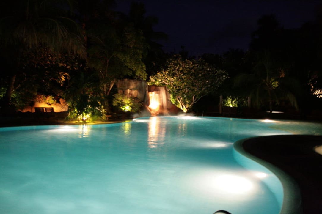Poolanlage in der Nacht Kuramathi Maldives