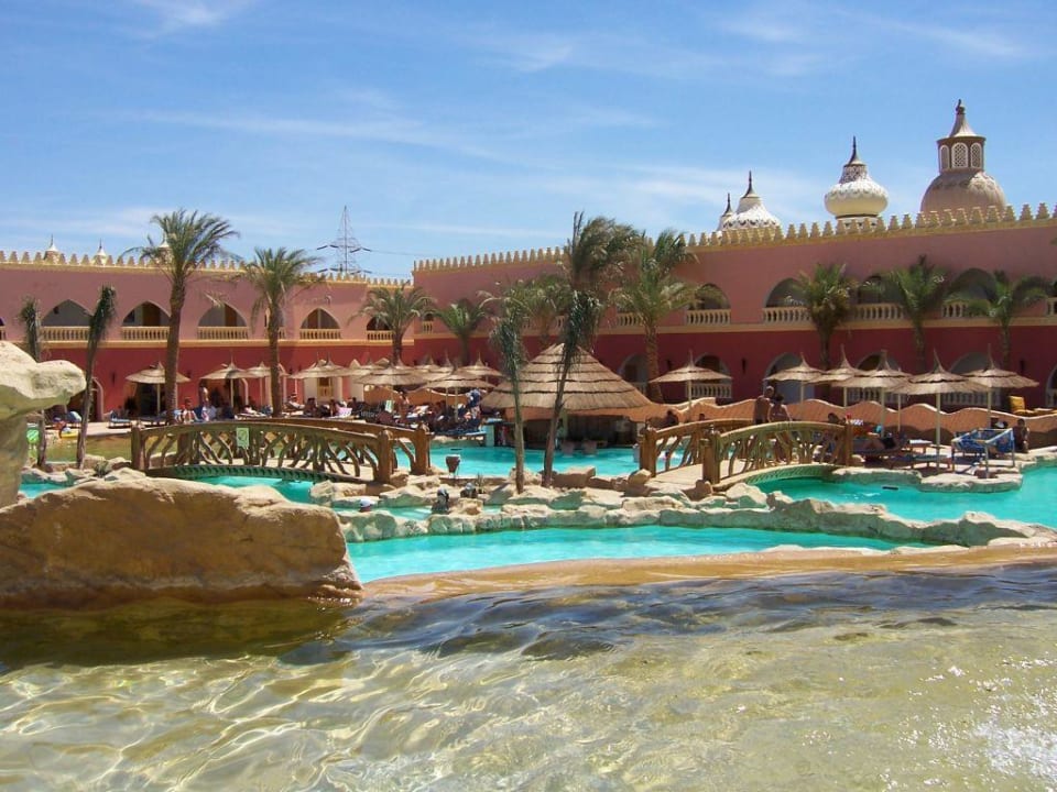 Blick auf die Poolanlage Pickalbatros Alf Leila Wa Leila Resort - Neverland Hurghada