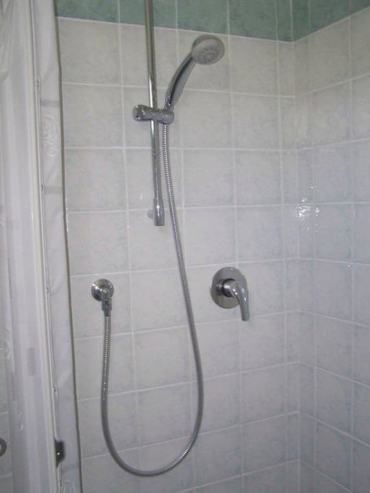 Renoviertes Bad mit Duschkabine Rosapineta Camping Village