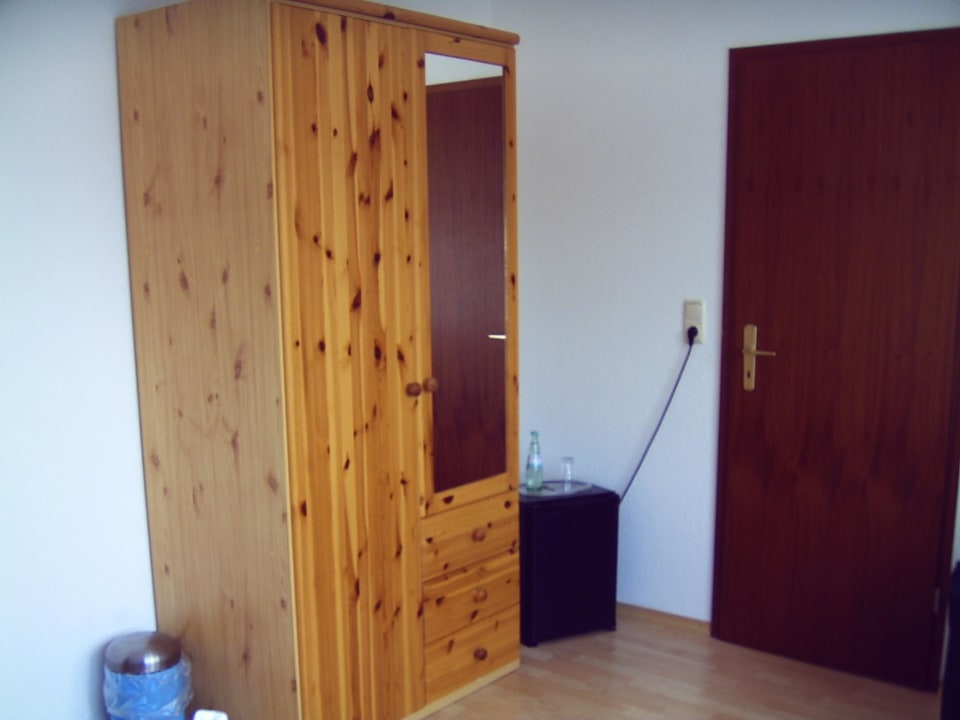 Eingang und Schrank Hotel Tum Stüürmann