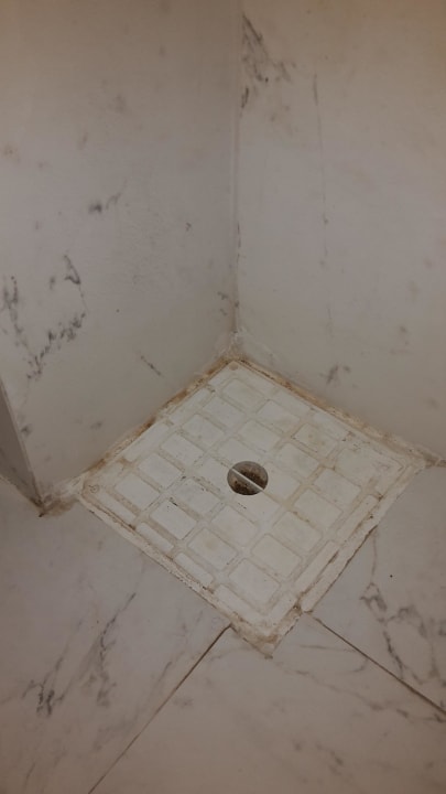 Boden im Badezimmer verschmutzt  Vantaris Luxury Beach Resort