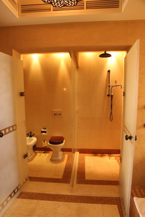 Dusche und Toilette Qasr Al Sarab Desert Resort by Anantara