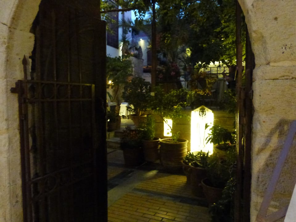 Courtyard entrance Avli Lounge Apartments