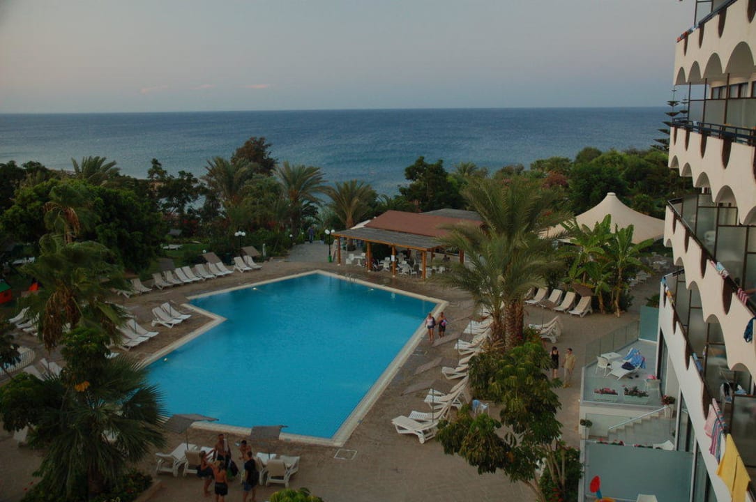 Pohled z balkonu pokoje Crystal Springs Beach Hotel