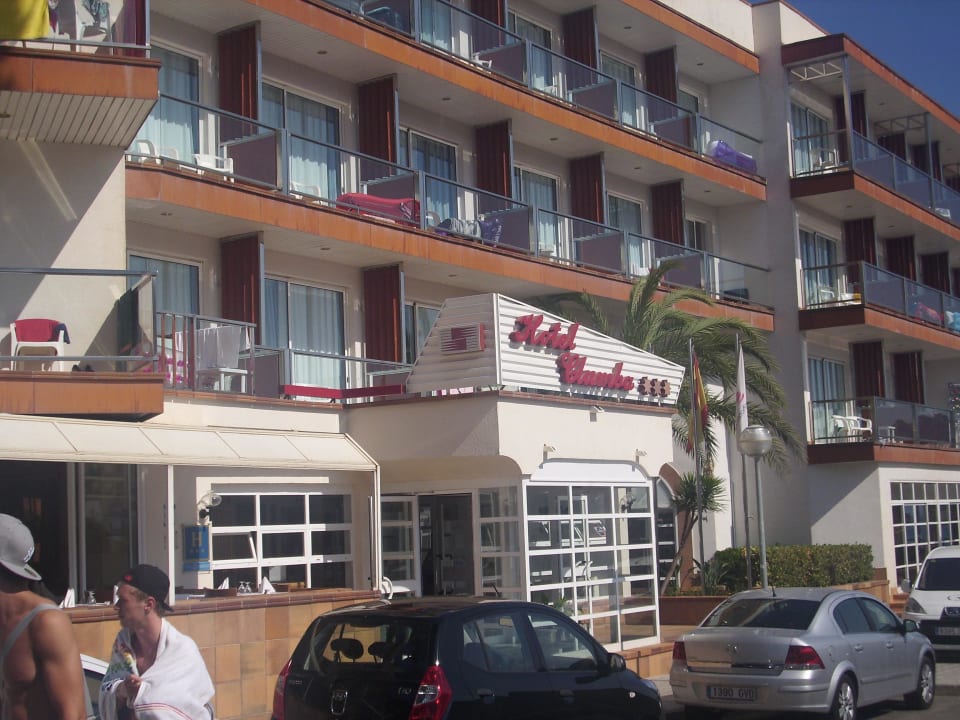 Ansicht von der Hotelvorderseite Hotel Clumba