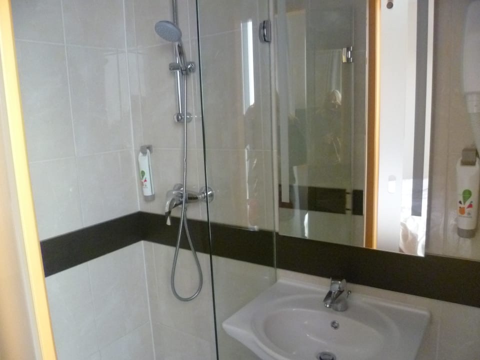 Badezimmer mit Dusche und Waschbecken ibis Styles Hotel Paris La Defense Courbevoie