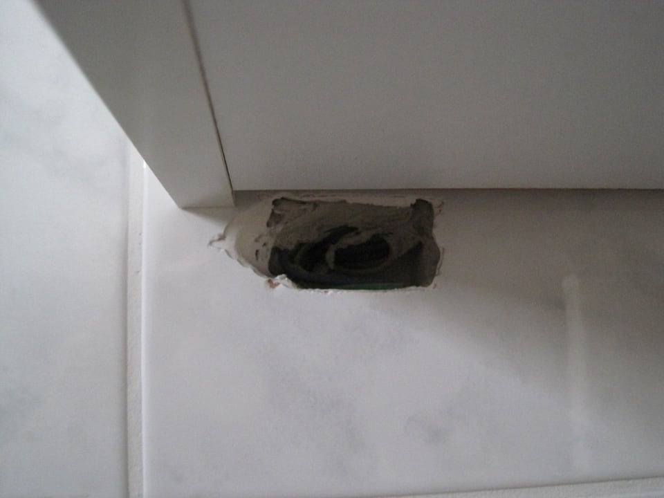 Loch in Küchenwand enjoy hotel Berlin City Messe