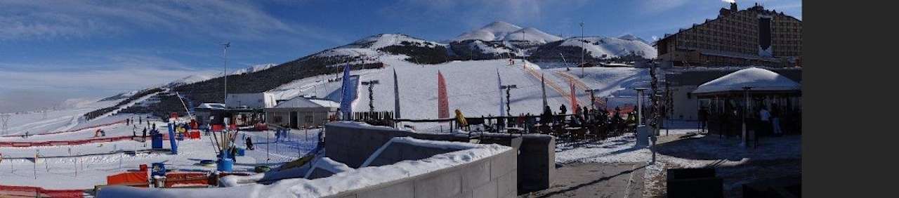 Widok z tarasu na stoki Xanadu Snow White Hotel