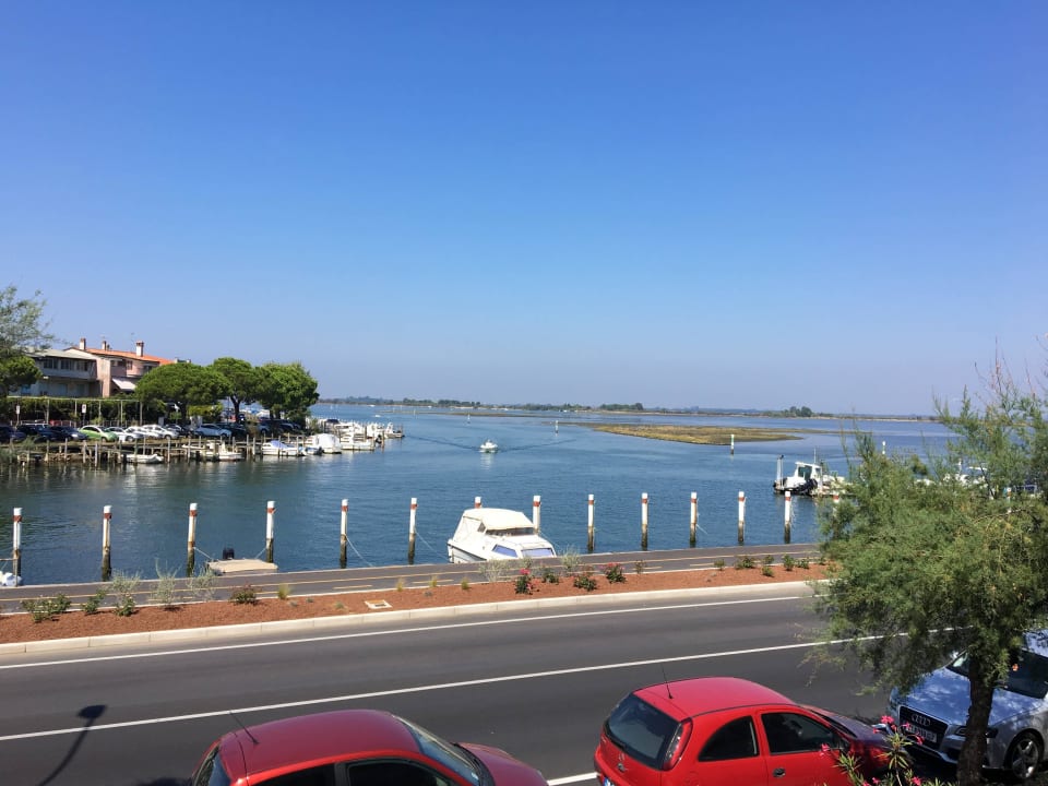 Direkter Blick vom Balkon Hotel Carol