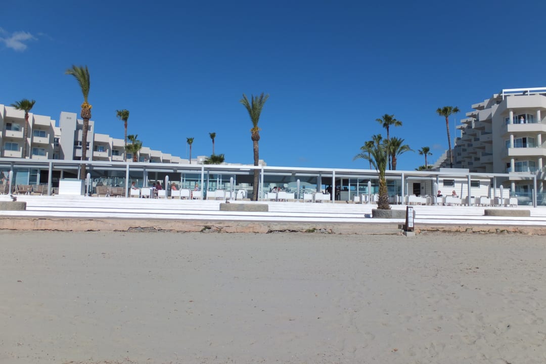 Blick vom Strand aus Hotel Garbi Ibiza & Spa