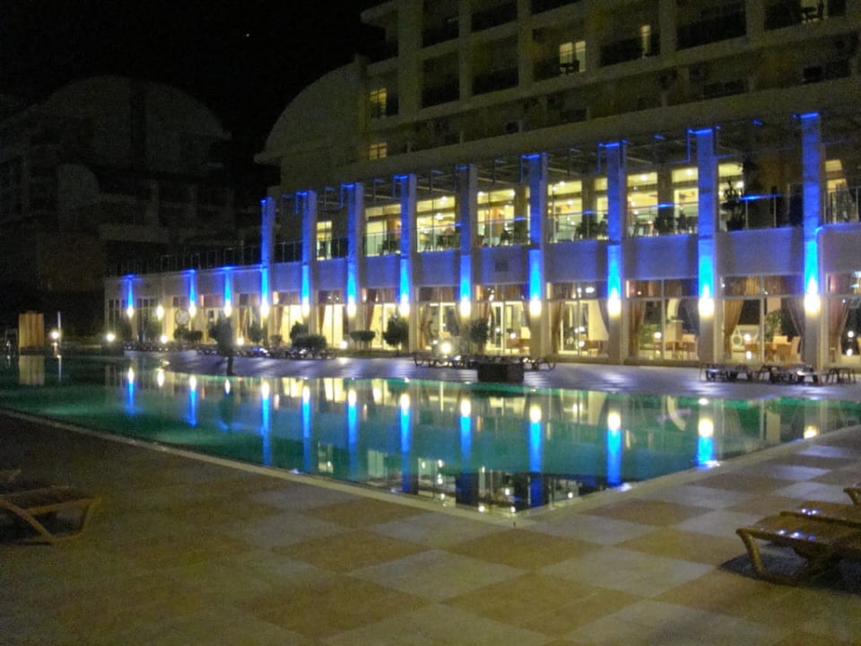 Hotel und Pool bei Nacht Solivia Hotel