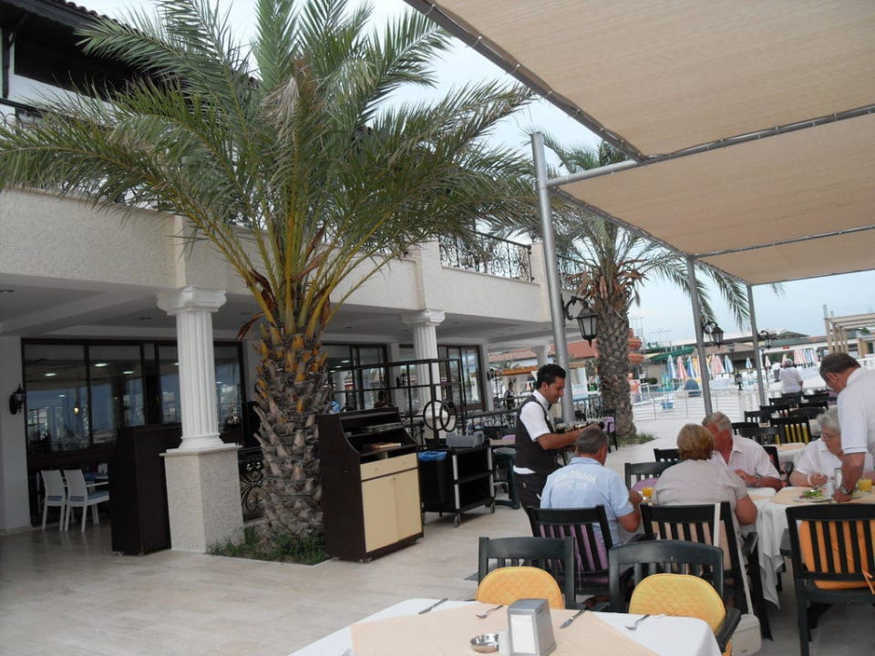 Links Restaurant und rechts offene Terrasse Hotel Club Nena