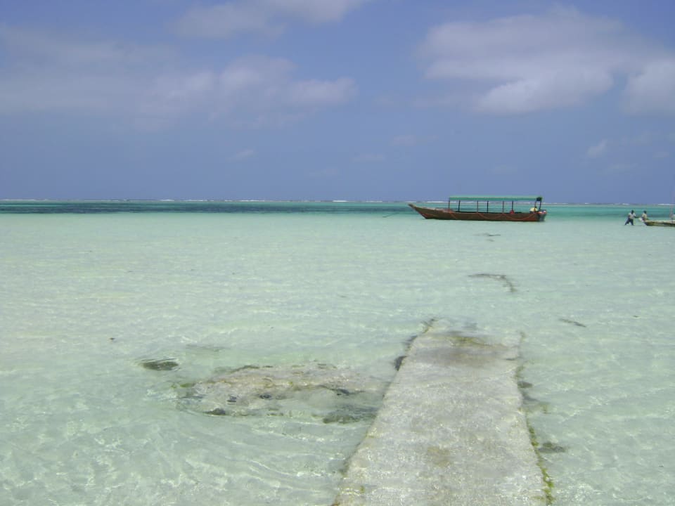 Steg zur Sandbank hinter dem Riff Karafuu Beach Resort & Spa