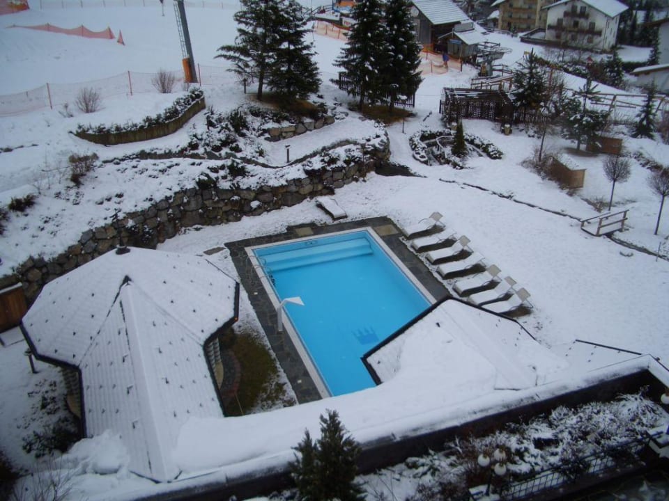 Blick vom Balkon aus auf den Aussenwhirlpool Schlosshotel Fiss