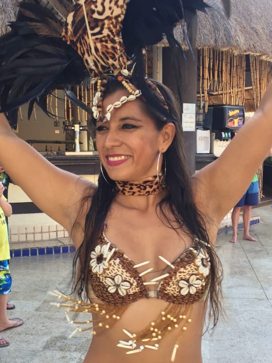 Hübsche Tänzerin  Sandos Playacar Beach Resort