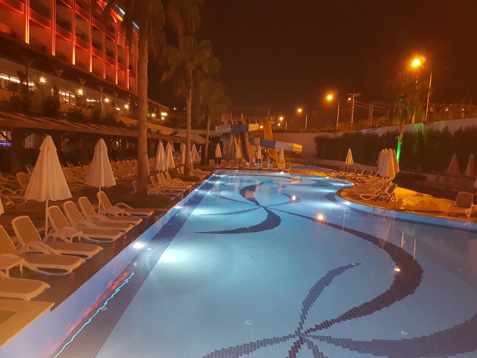 Pool abends Mary Hotel Side