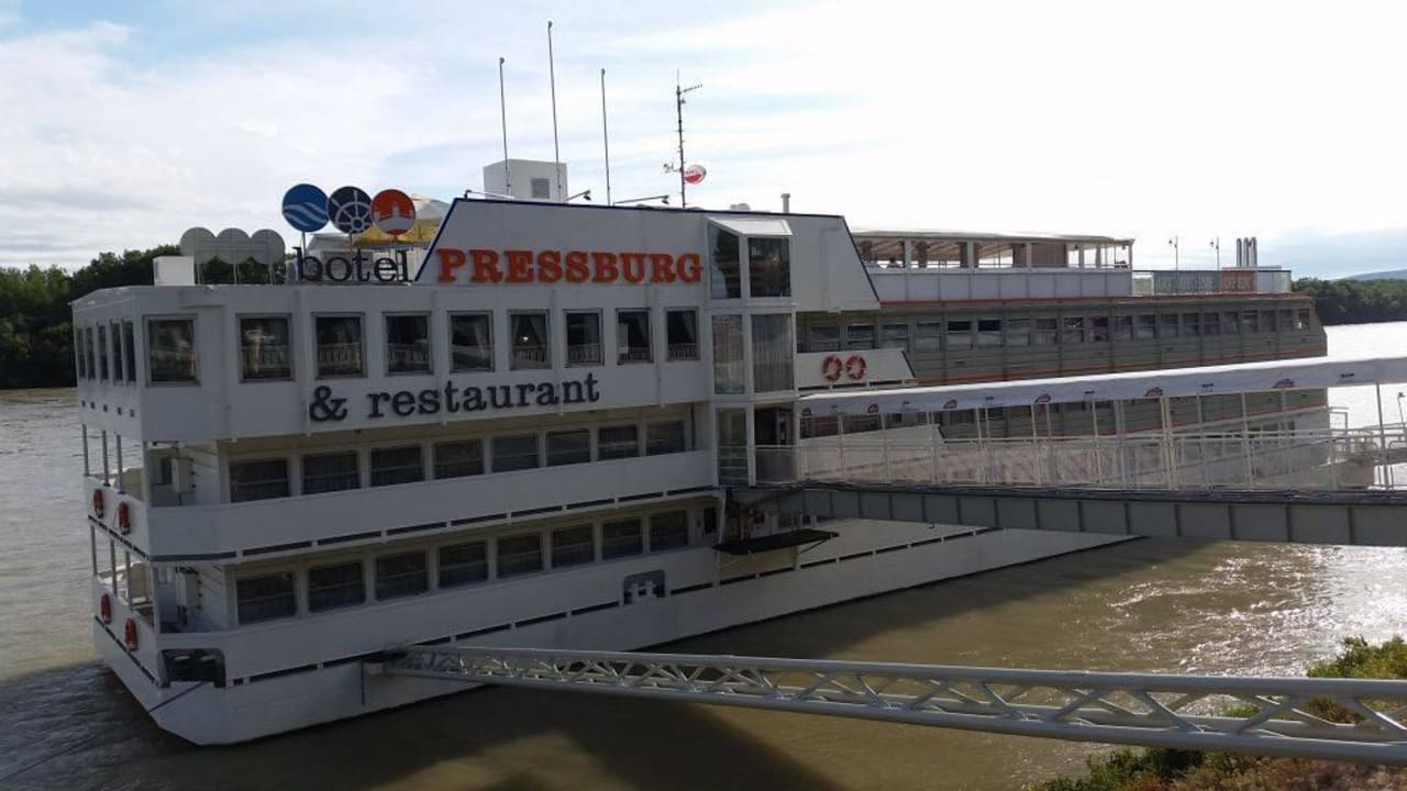 Von der Landseite Botel Pressburg