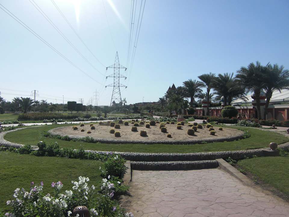 Garten vor dem Hotel Pickalbatros Alf Leila Wa Leila Resort - Neverland Hurghada