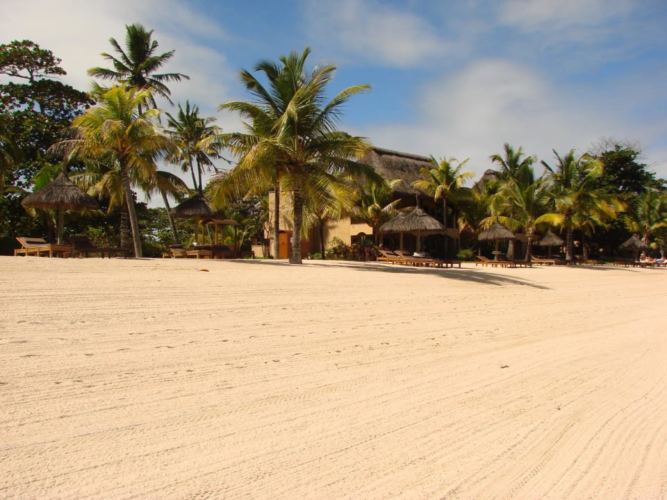 Jeden Morgen ist der Strand perfekt gesäubert Shanti Maurice Resort & Spa