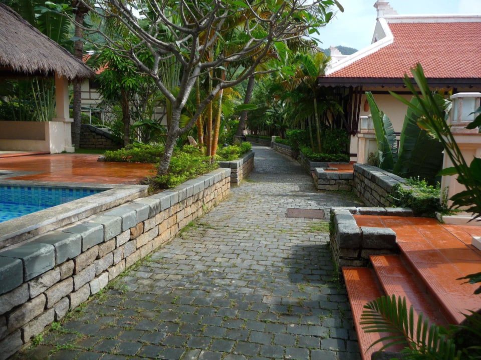 Weg durch die Villenanlage. Swiss-Belhotel Son Tra Resort & Villas