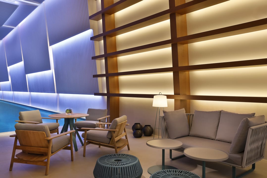 Pool DoubleTree by Hilton Sharjah Waterfront Hotel & Residences